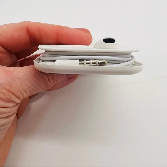 NWT EarPods Wired with 3.5 mm Headphone Plug - Picture 2 of 4